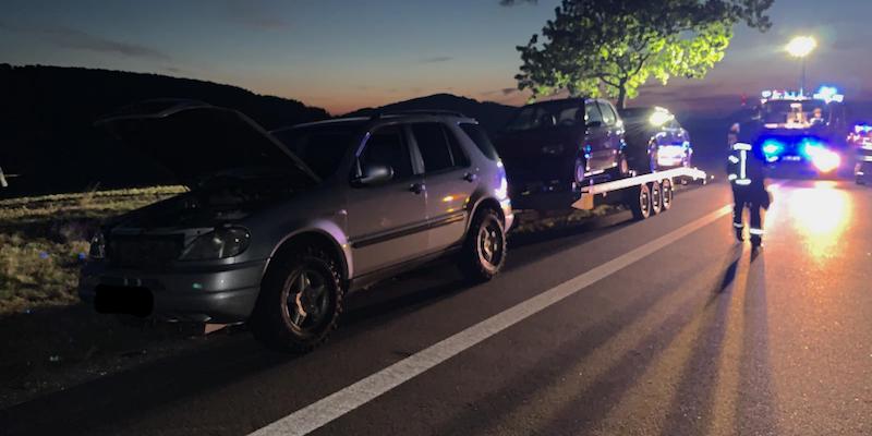 Motor geplatzt: Feuerwehreinsatz auf der B240 bei Halle 